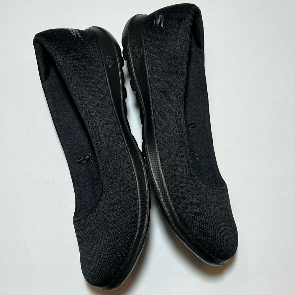 Skechers GOGA MAX Gen 5 Slip on in Black Women's 8.5